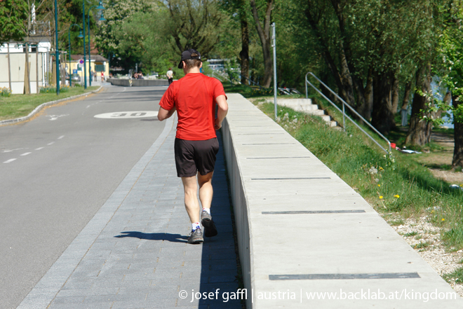 090424_linz_running_by-22